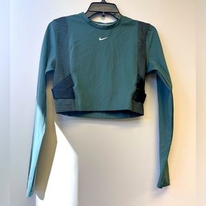 Nike women’s top